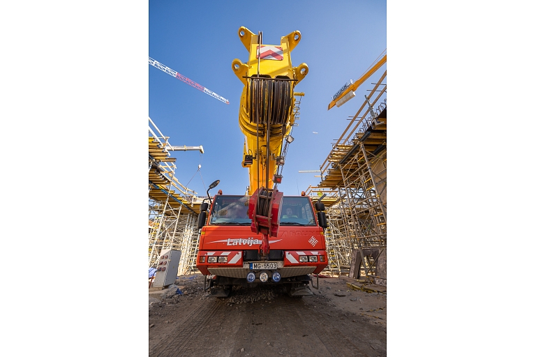 Motor crane