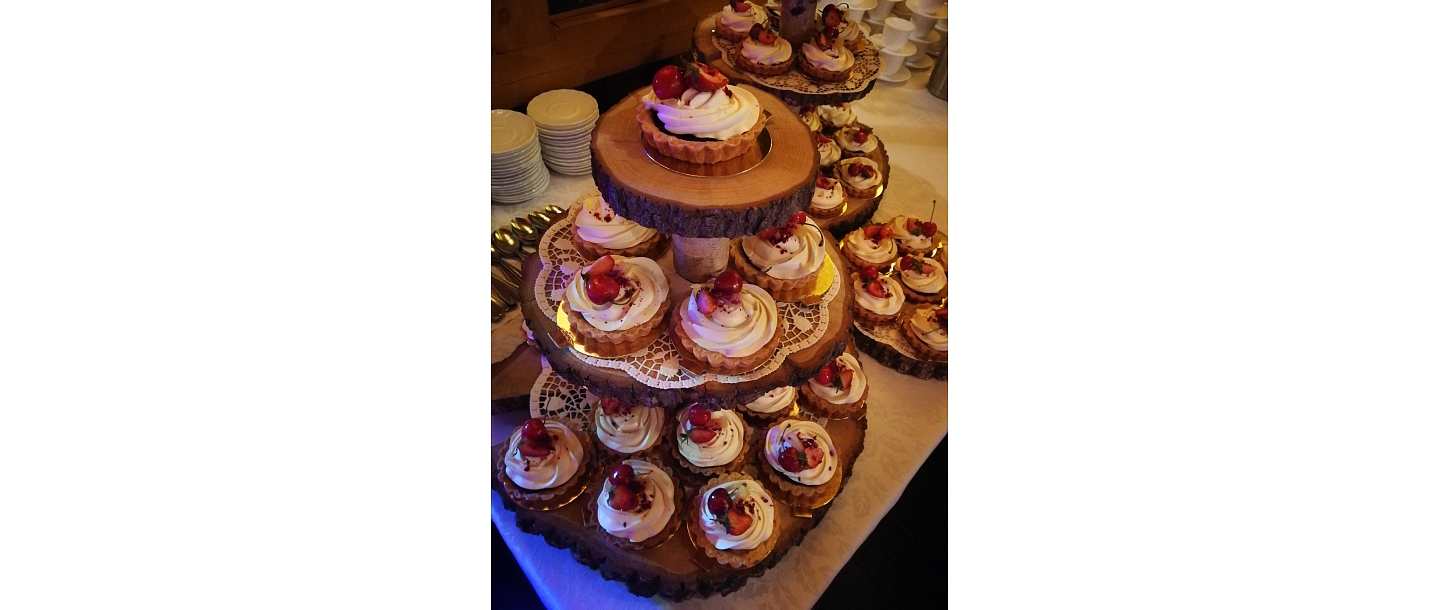 Svinību galdu klāšana