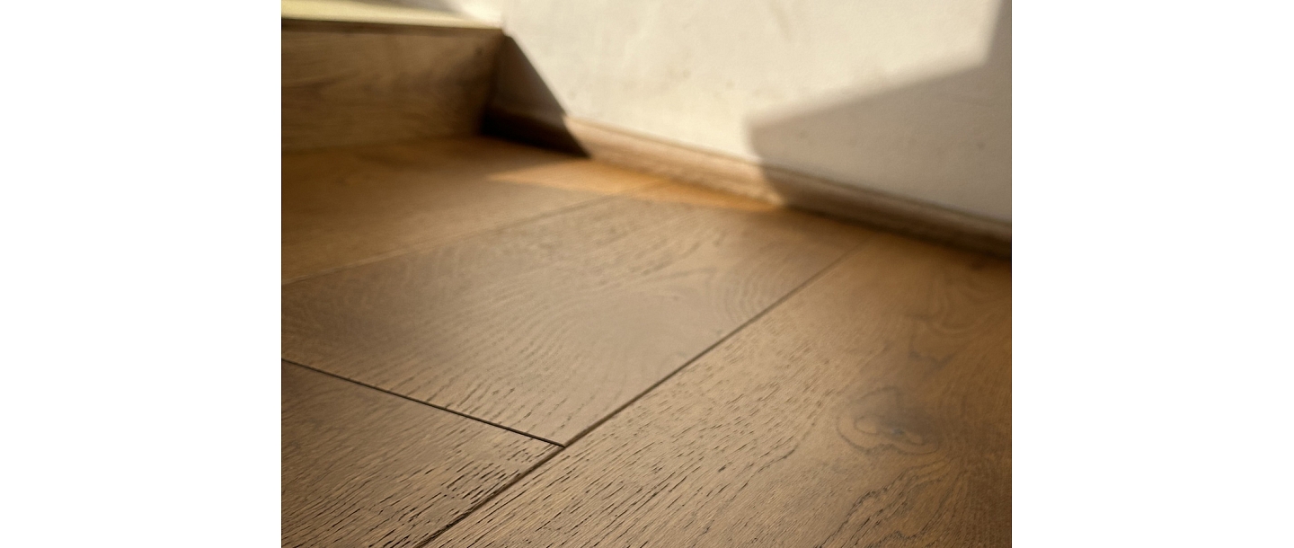 Bagātīgs un dziļš tumša ozola parkets piešķir jūsu telpām greznību