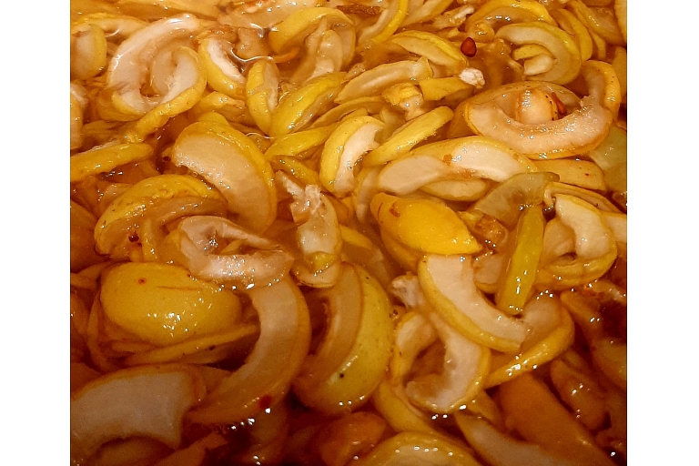 Кусочки айвы в сиропе – домашний натуральный продукт