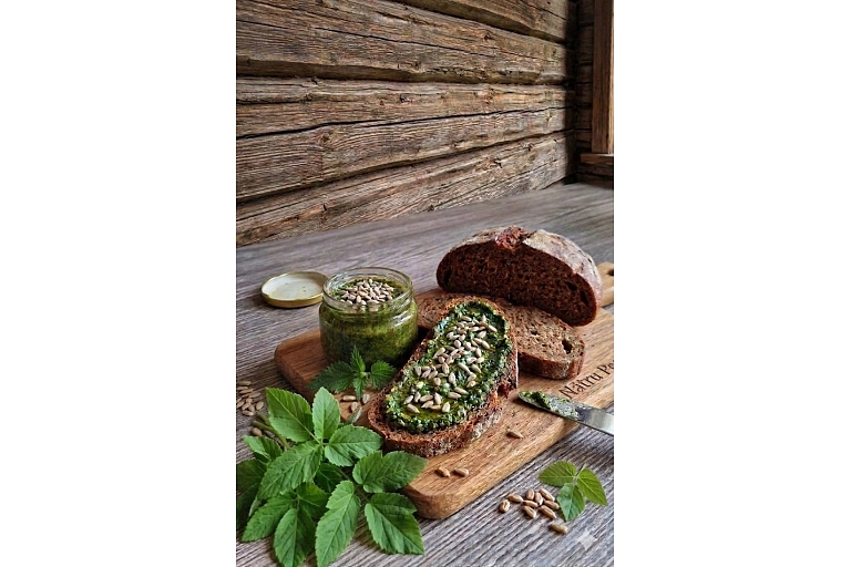 Whole wheat bread with green pesto and seeds – a healthy snack