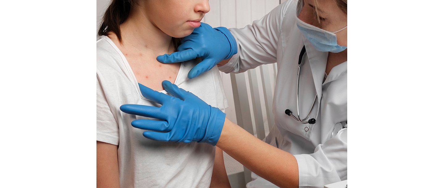 Dermatologa konsultācija, kuras laikā tiek izvērtētas ādas izmaiņas krūškurvja un kakla zonā, pievēršot uzmanību izsitumiem un ādas stāvoklim.