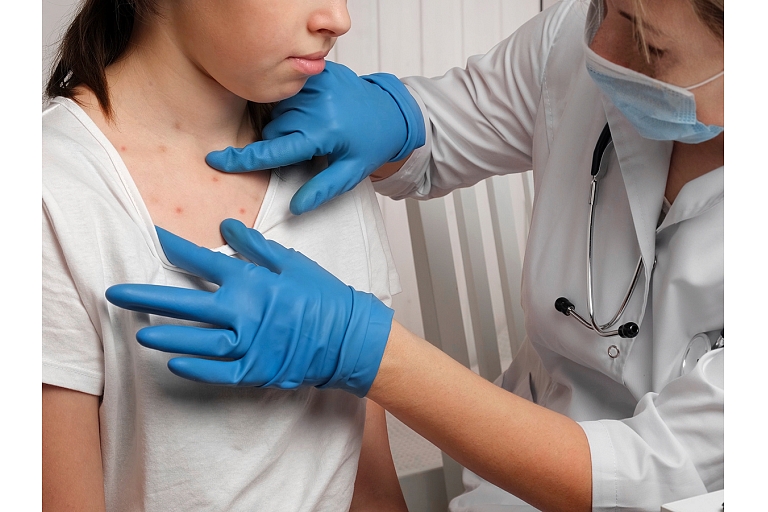 Dermatologist consultation, during which skin changes in the chest and neck area are evaluated, paying attention to rashes and skin conditions.
