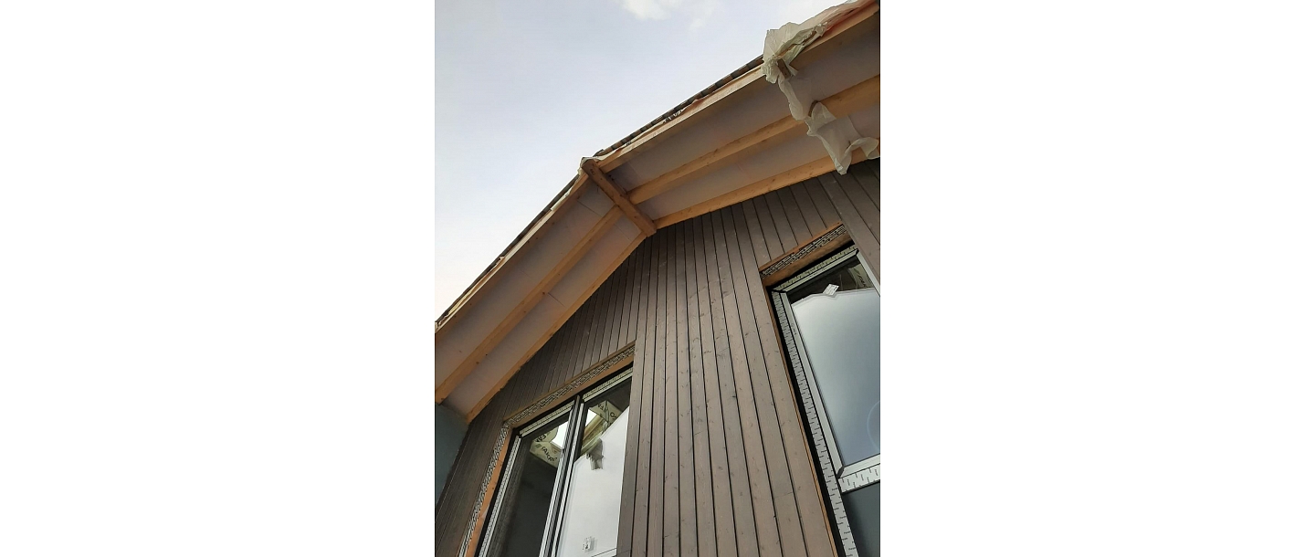 Roof ridge cladding with planks