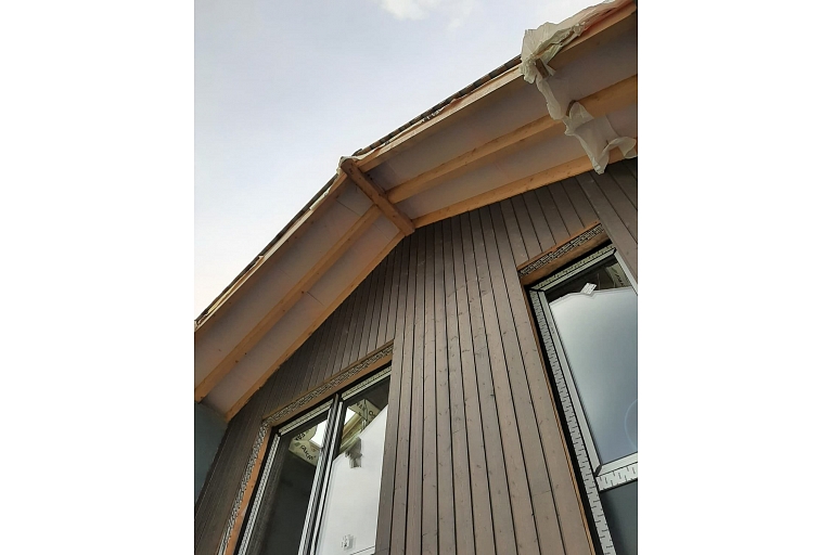 Roof ridge cladding with planks