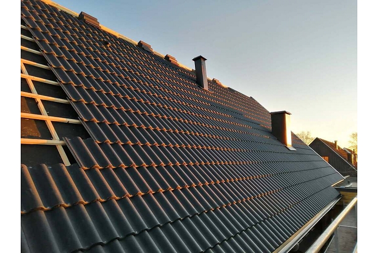 Dakstiņu jumta ieklāšana
