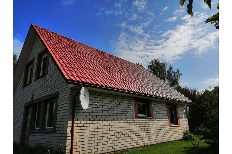 Красная металлическая крыша
