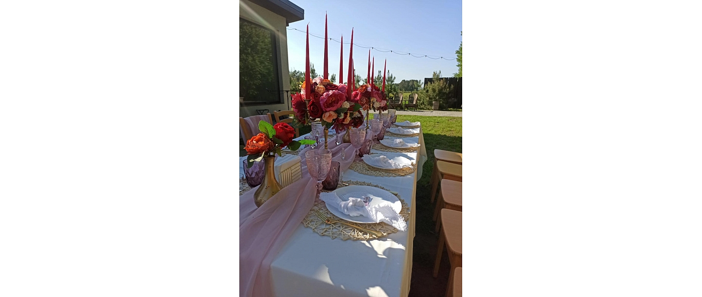 Banketu galdu klāšana