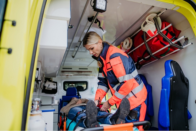 Guļošu un sēdošu cilvēku transportēšana