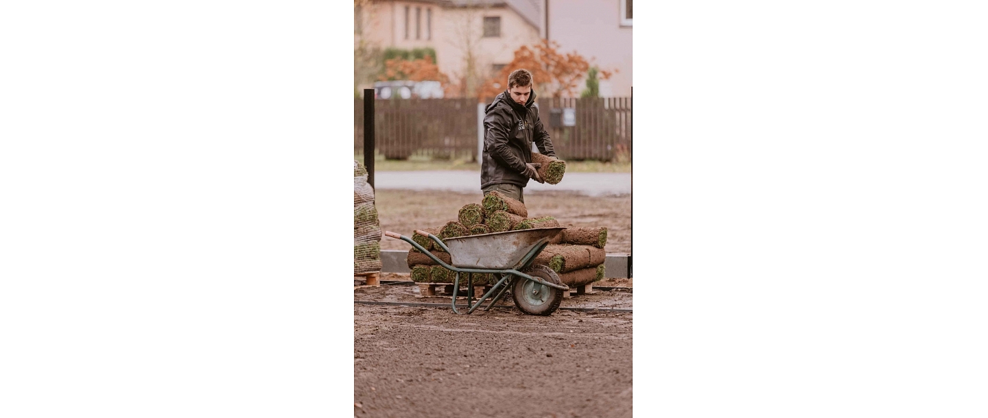 The company offers delivery and professional installation of high-quality lawn coverings