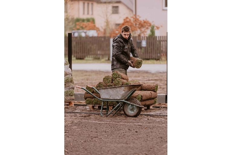 The company offers delivery and professional installation of high-quality lawn coverings