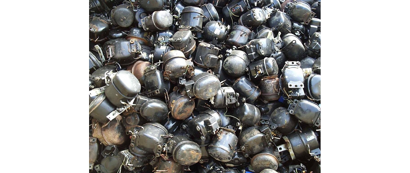 Melnie un krāsainie metāllūžņi