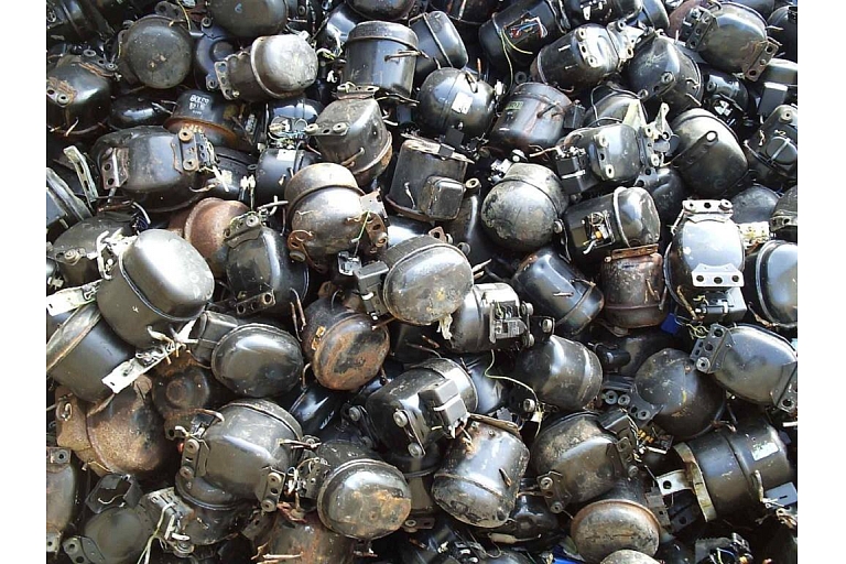 Melnie un krāsainie metāllūžņi