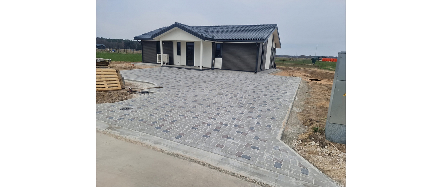 Paving the courtyard of a private house with multi-colored paving stones