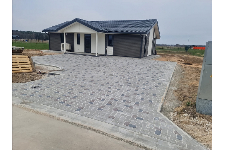 Paving the courtyard of a private house with multi-colored paving stones