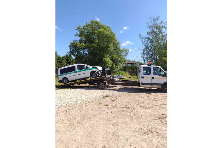 Evakuatora pakalpojumi ceļā