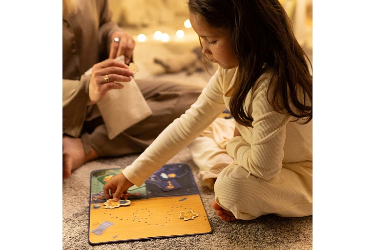 A child's game before bedtime