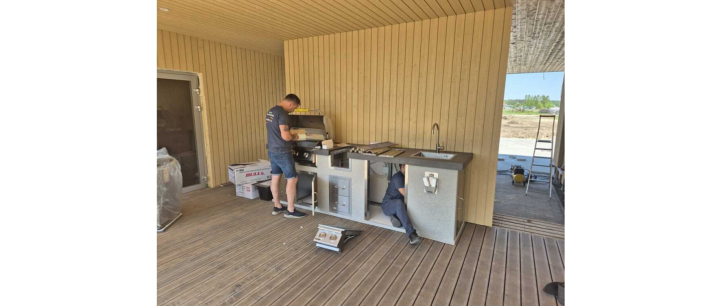 Outdoor kitchen delivery and assembly