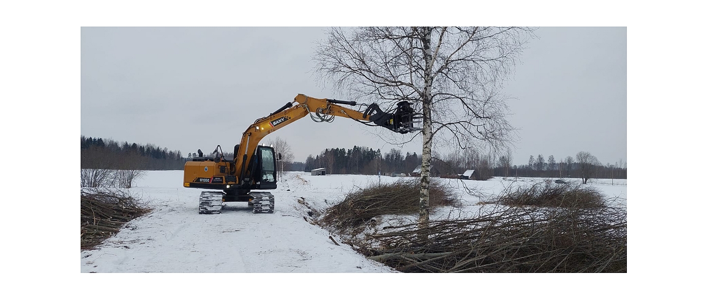 Chain excavator with pincer head services overgrown area, ditch, roadside, etc. for the provision of services
