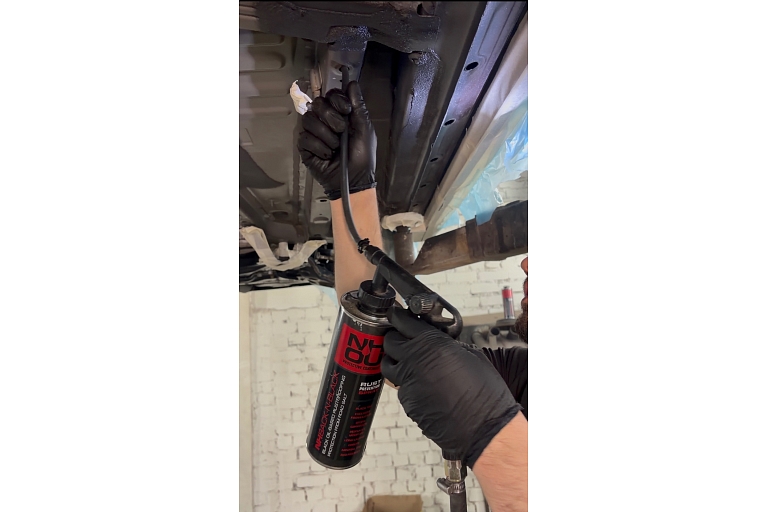 CryoCar komanda veic automašīnu apakšas aizsardzību ar augstas kvalitātes rūsas novēršanas aerosolu