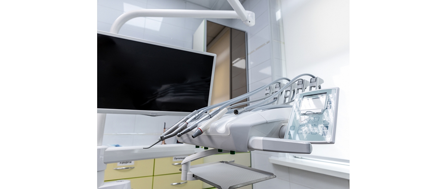 Modern and equipped dental office for precise and safe treatment.