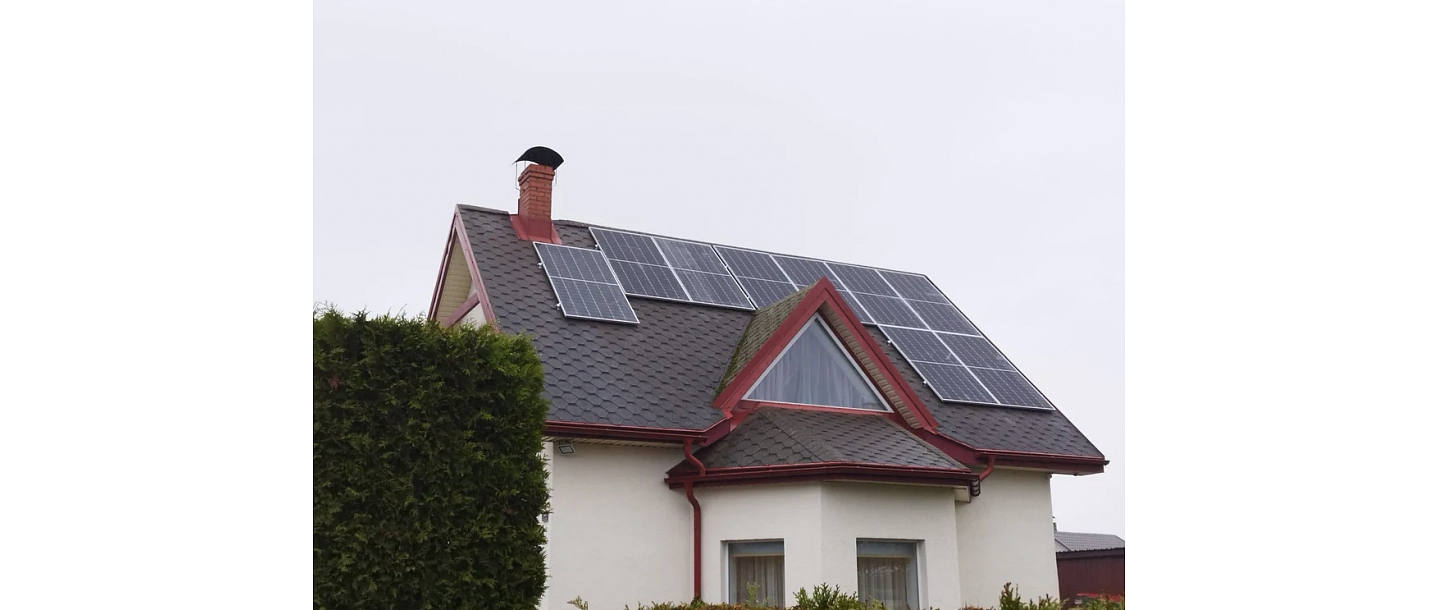 Fotoelektrisko paneļu sistēma uz mājas jumta