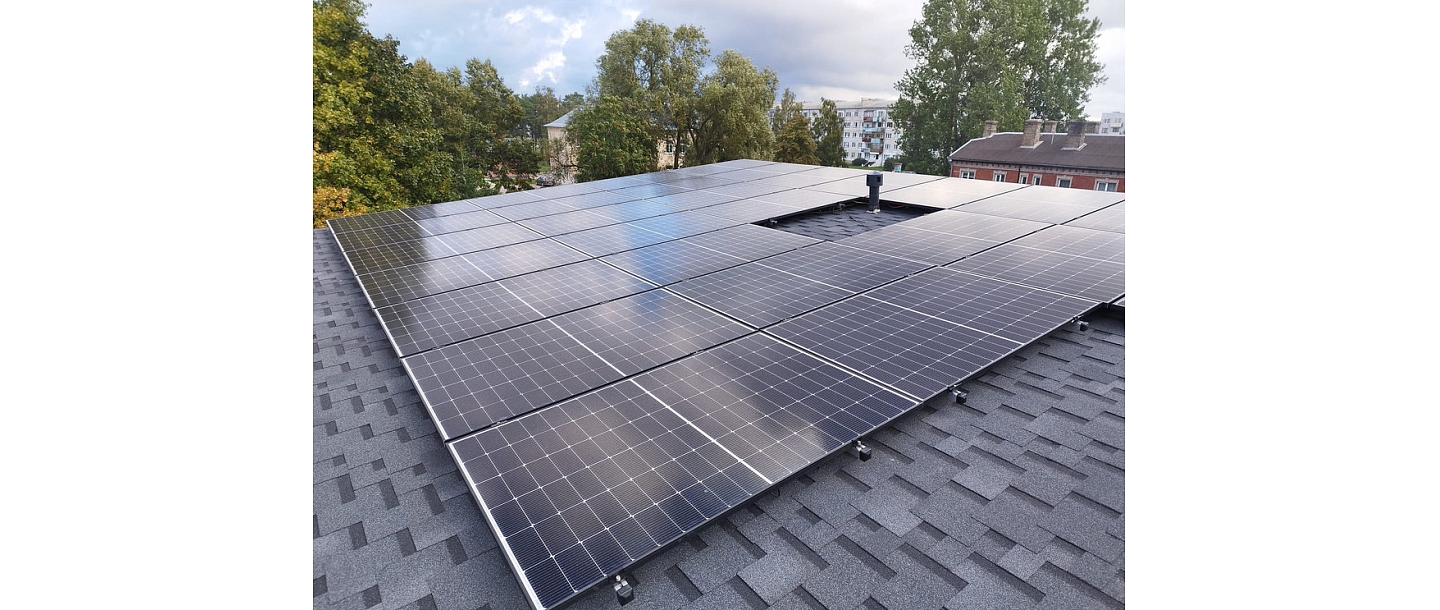 Construction of a solar power plant on the roof of a building in the city
