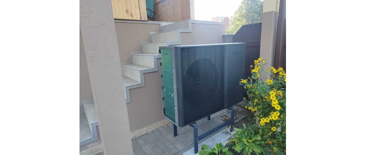 Saules elektrostacijas izbūve uz ēkas jumta pilsētā