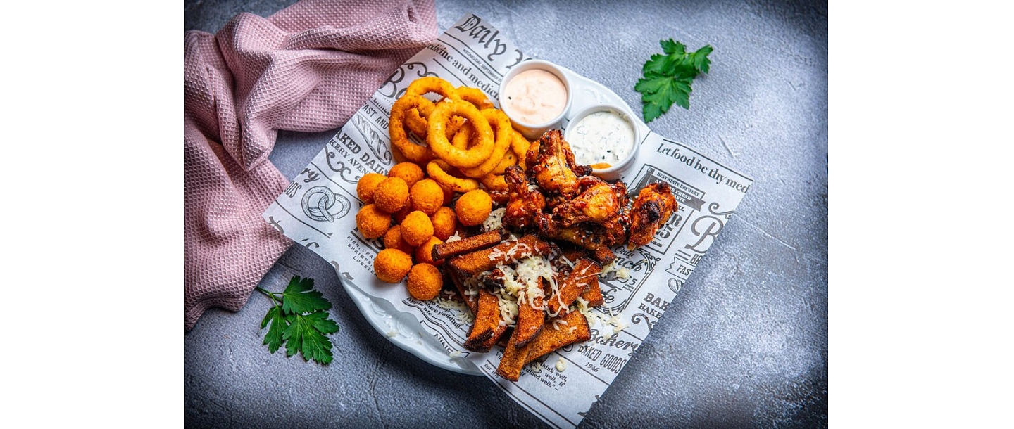 Тарелка с горячими закусками