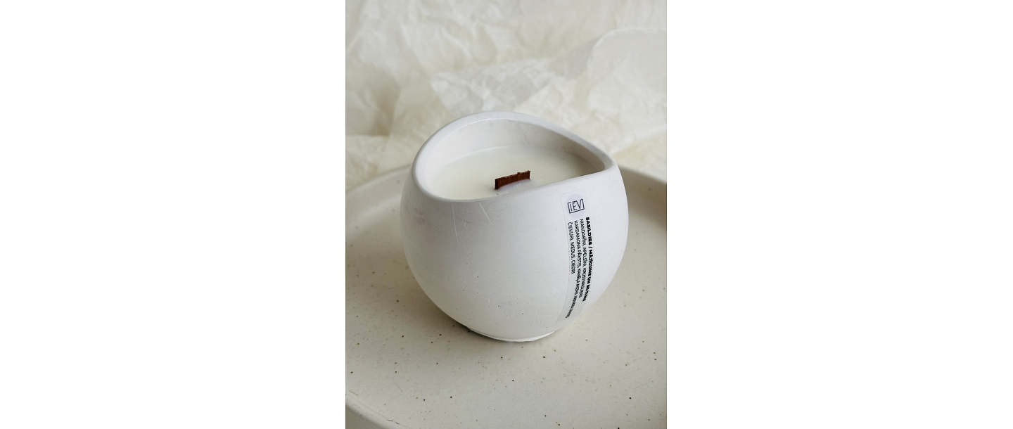 Scented candle with wooden wick