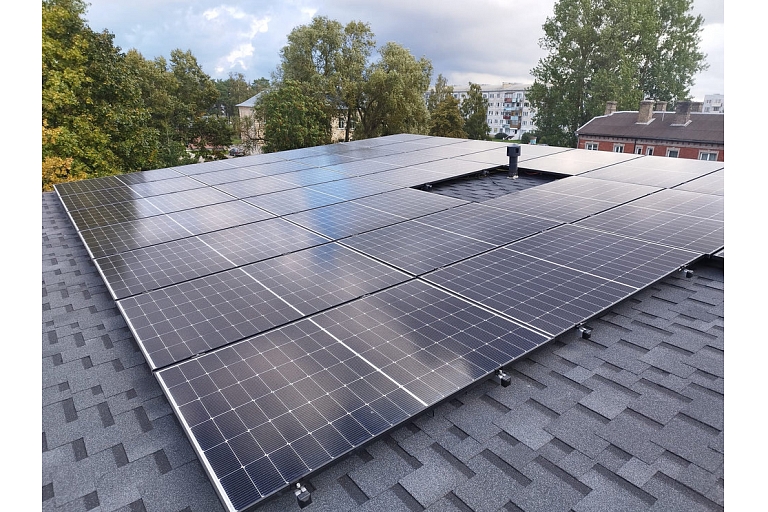 Construction of a solar power plant on the roof of a building in the city