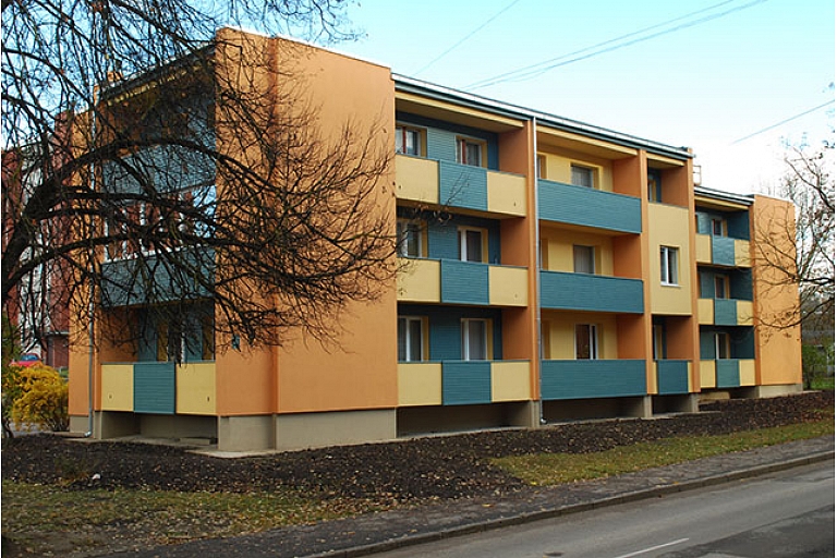 Daudzdzīvokļu ēkas renovācija – mūsdienīga fasāde un plānojums