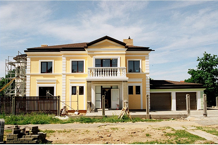 New private house project with columned facade – architectural solutions in Latvia