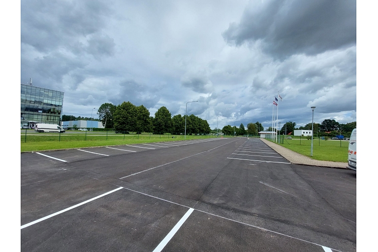 Resurfacing of asphalt pavement and application of horizontal road markings in the parking lot