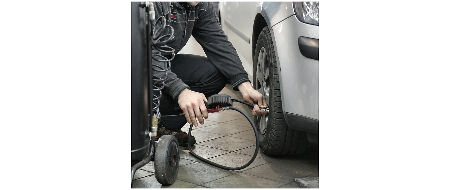 Autoservisa aprīkojums darbā