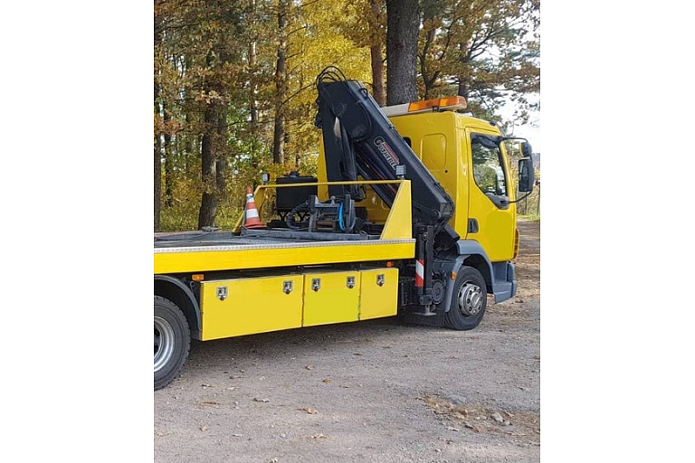 Specialized tow truck with crane equipment