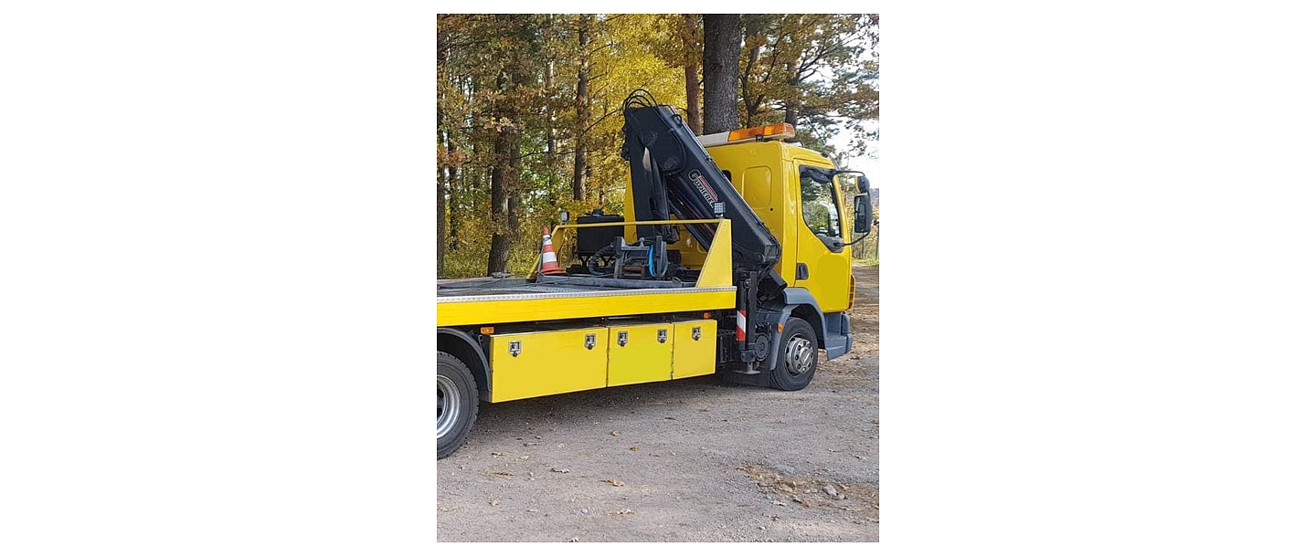 Specialized tow truck with crane equipment