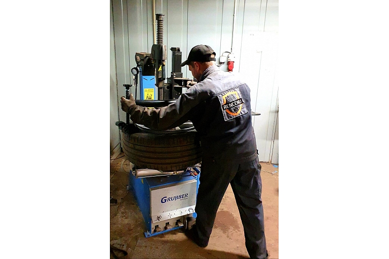 Tyre installation and adjustment