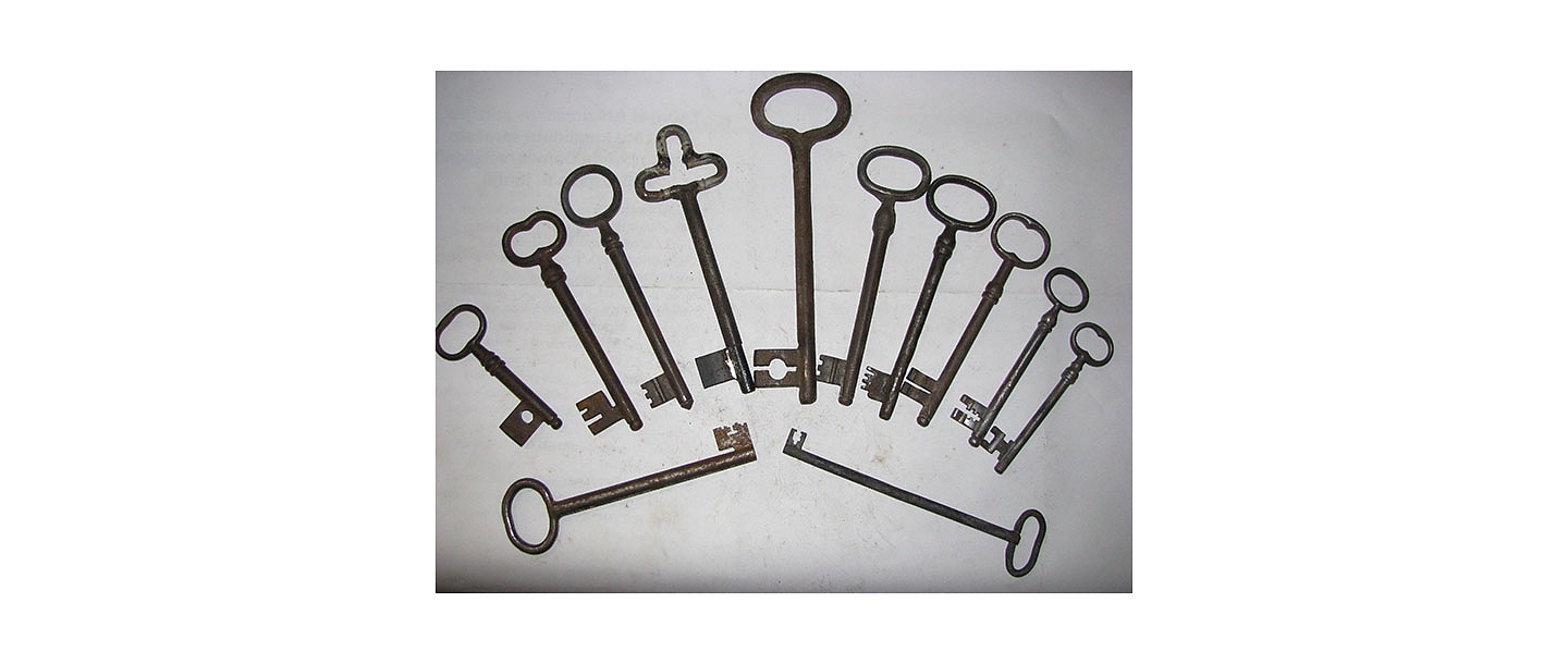 Door and locks qualitative opening