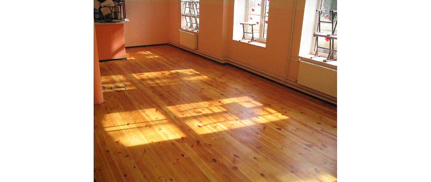 varnishing wooden floors