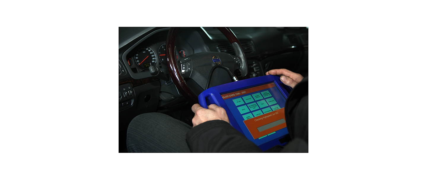 Electronics diagnostics of Volvo cars with the device SRS and system tester