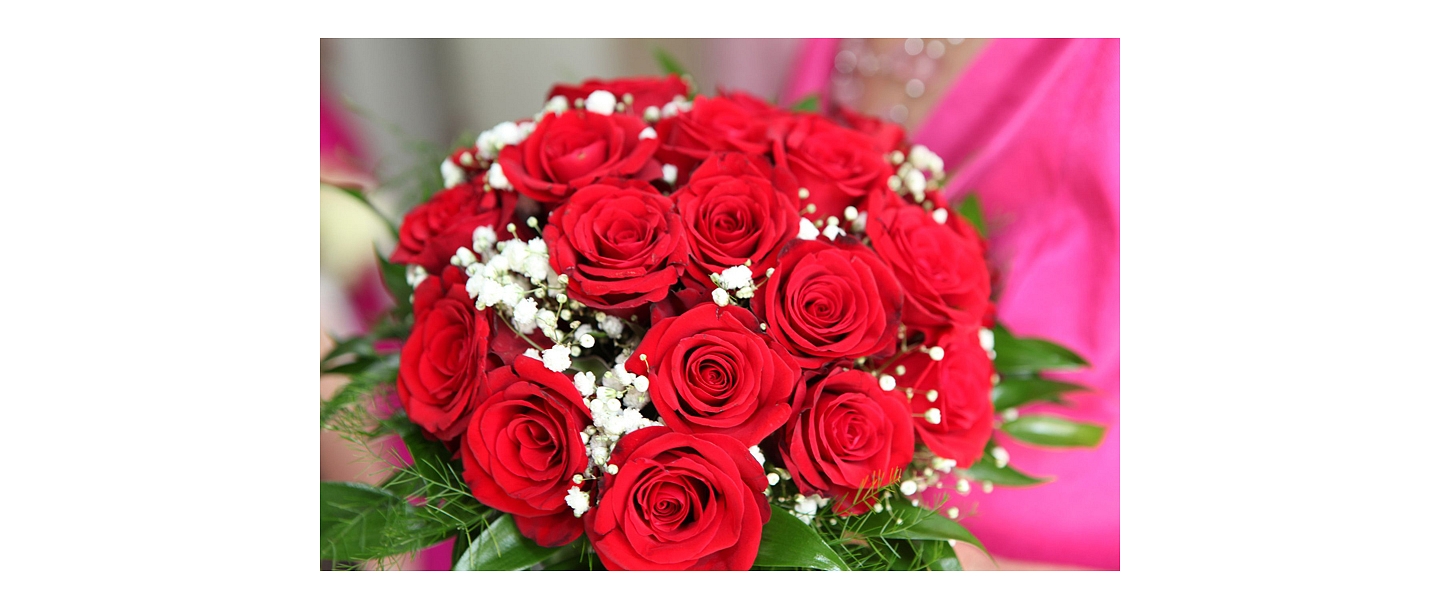 A bouquet of red roses