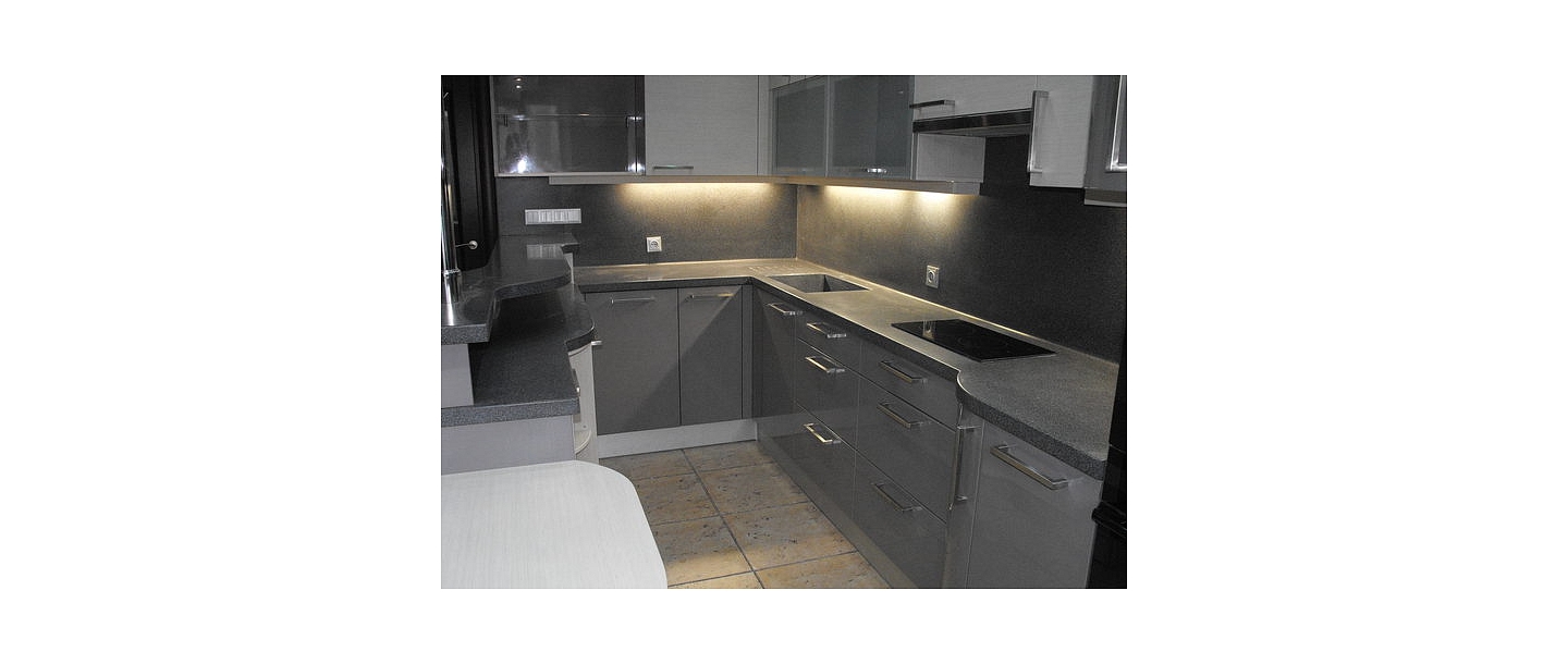 Поверхности из темного камня для кухни