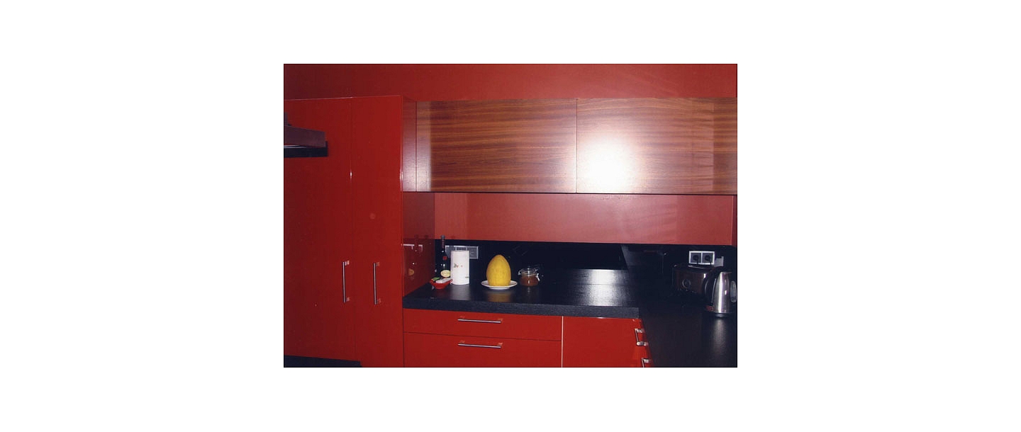 Sarkana virtuves iekārta