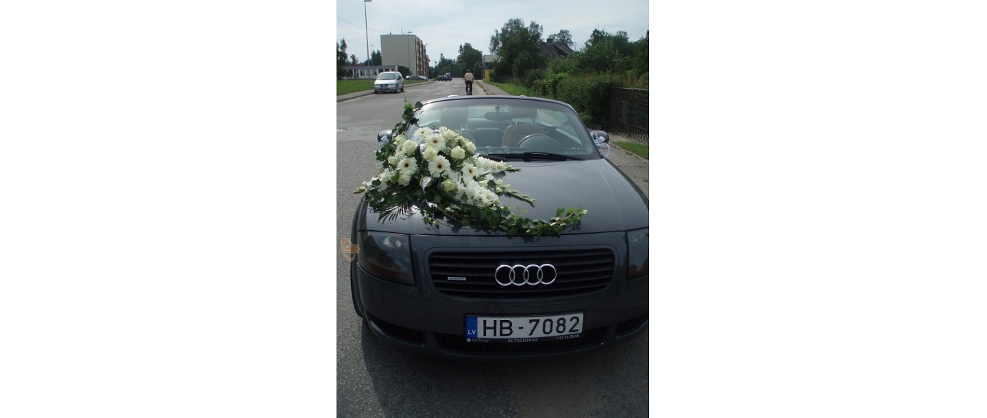 Праздничные букеты цветов для украшения автомобиля