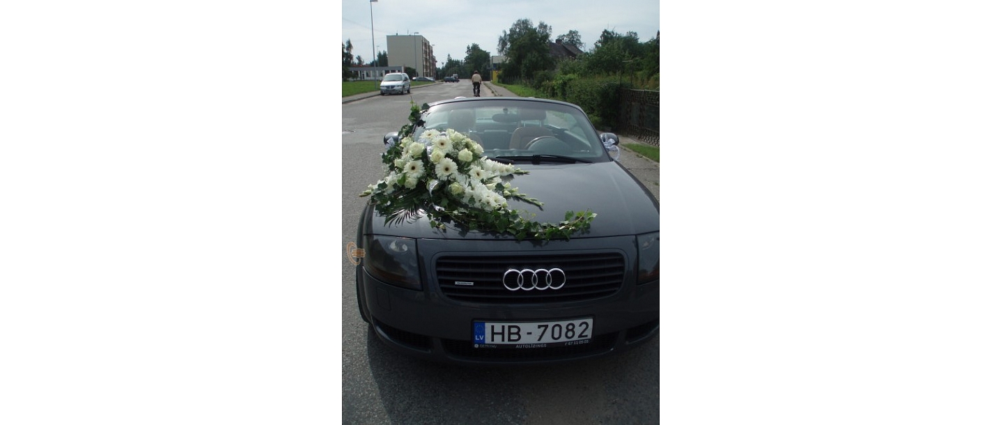 Svinīgi ziedu paušķi auto rotām