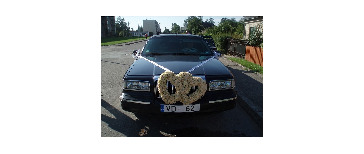Decorating the wedding car