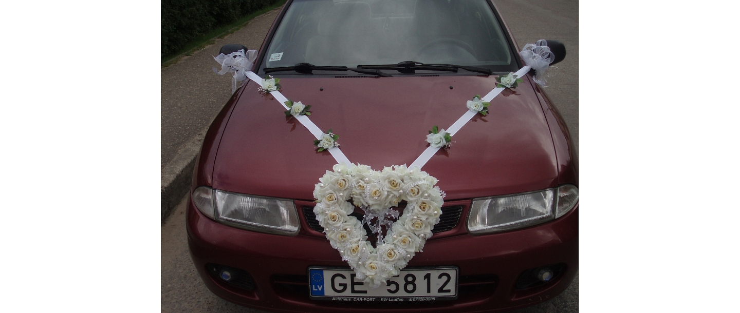 Букеты цветов в форме сердца для украшения автомобиля