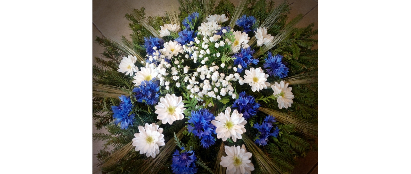 Цветочные украшения крышки гроба в Елгаве