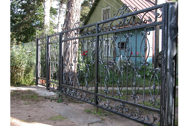 Metal gates